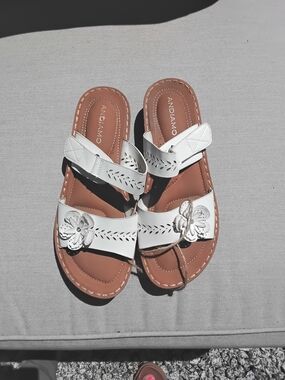 Andiamo Women’s White Floral Cutout Slide Sandals